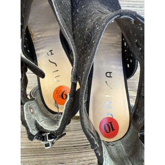 Unisa Black Faux Suede Cutout Sandals Mismatched Sizes 9.5/10 Zip Heel 2 Inch - Picture 4 of 7